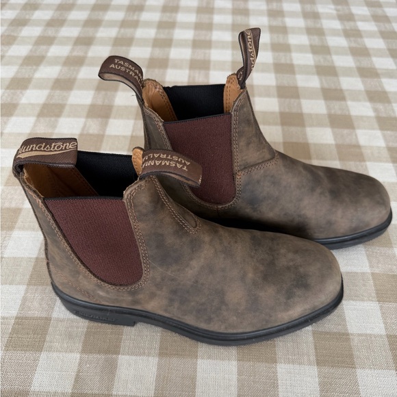 Blundstone Shoes - Blundstone Women’s Brown Leather Chukka Boots with Dark Brown Elastic Panels 8.5